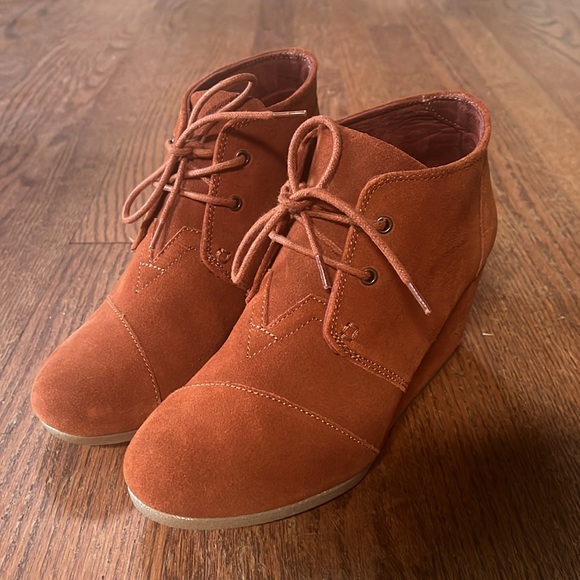 Brand New TOMS Cognac Suède Desert Wedges - Picture 5 of 7